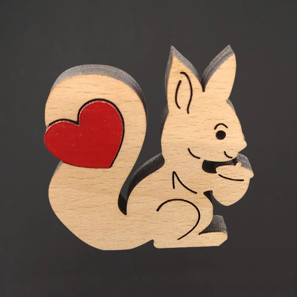 AMADEA Drevená veverička so srdcom, masívne drevo, 5 x 4,9 cm, český výrobok