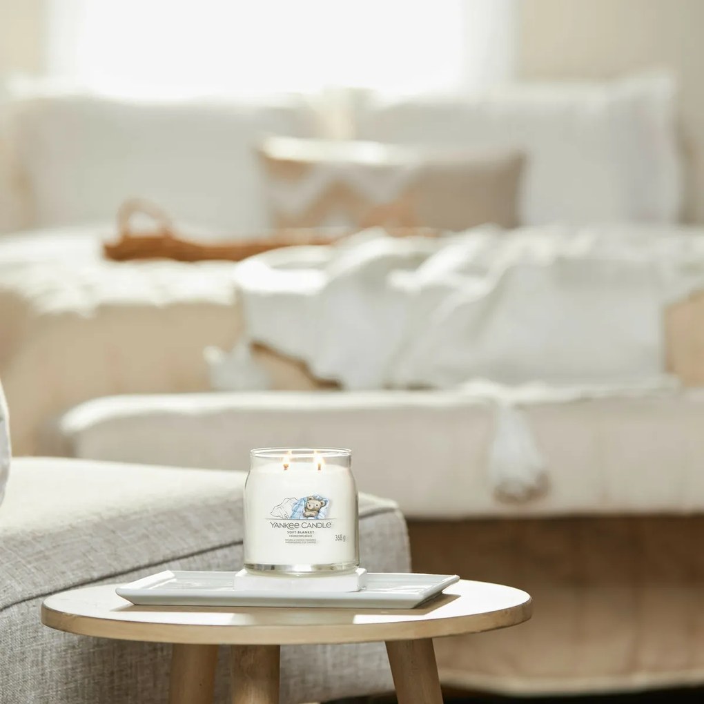Yankee Candle Vonná sviečka stredná Signature Soft Blanket, 368 g