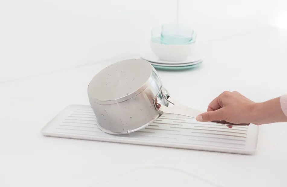 Brabantia Odkvapkávač na riad malý svetlo šedá