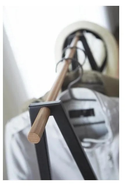 Čierny kovový stojan na oblečenie Tower – YAMAZAKI