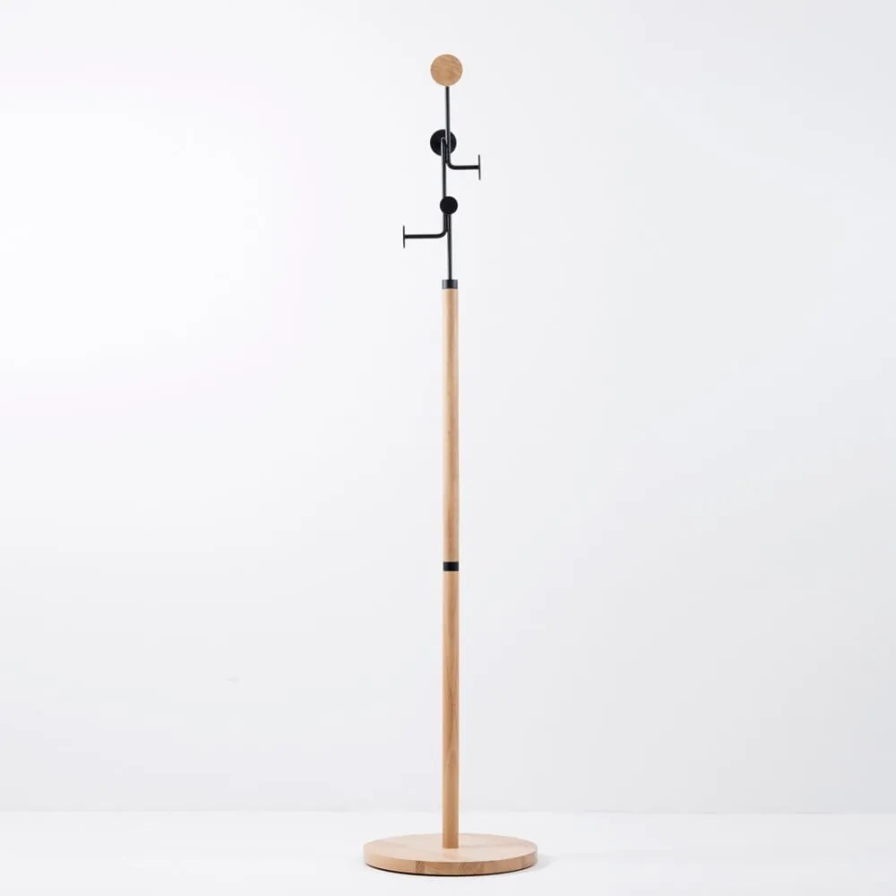 Stojací vešiak z masívneho dubového dreva s čiernym detailom Gazzda Hook