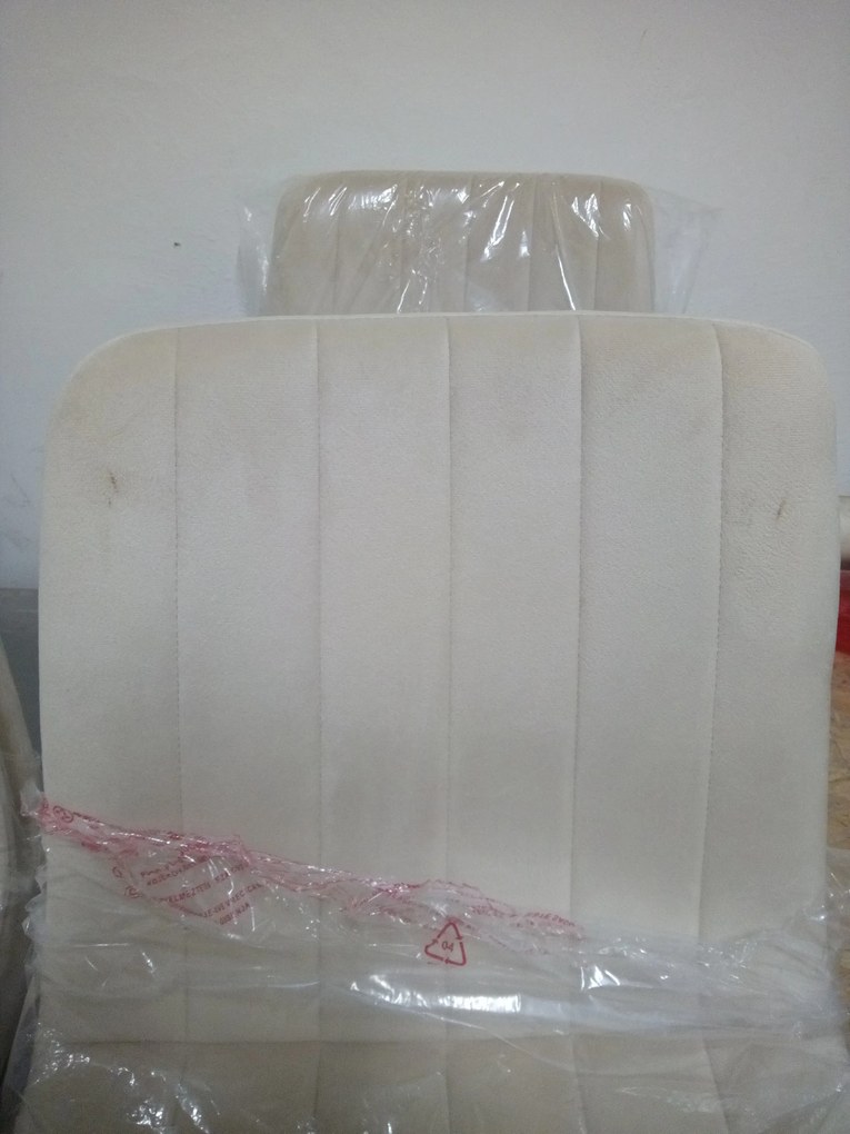 AKCIA Krémová zamatová stolička LAVA BUTTER CREAM II. akosť