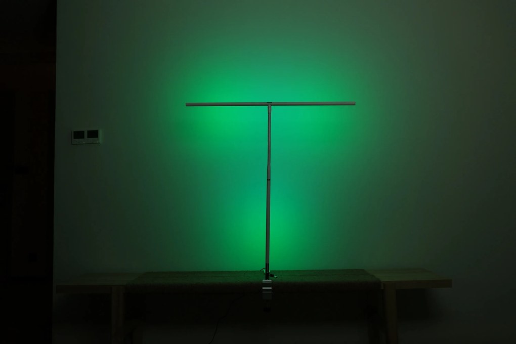 Stolná LED lampa NOX s RGBW efektmi, svorka, diaľkový ovládač