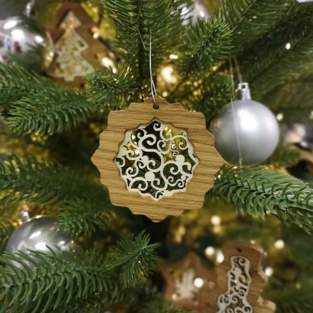 AMADEA Drevená ozdoba z masívu s vkladom - vločka s ornamentom 7 cm