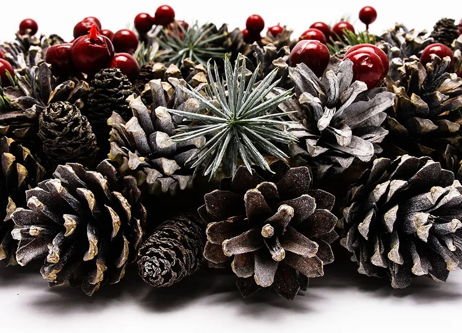 DECOLED Věnec z borovicových šišek a červených bobulek, průměr 35 cm