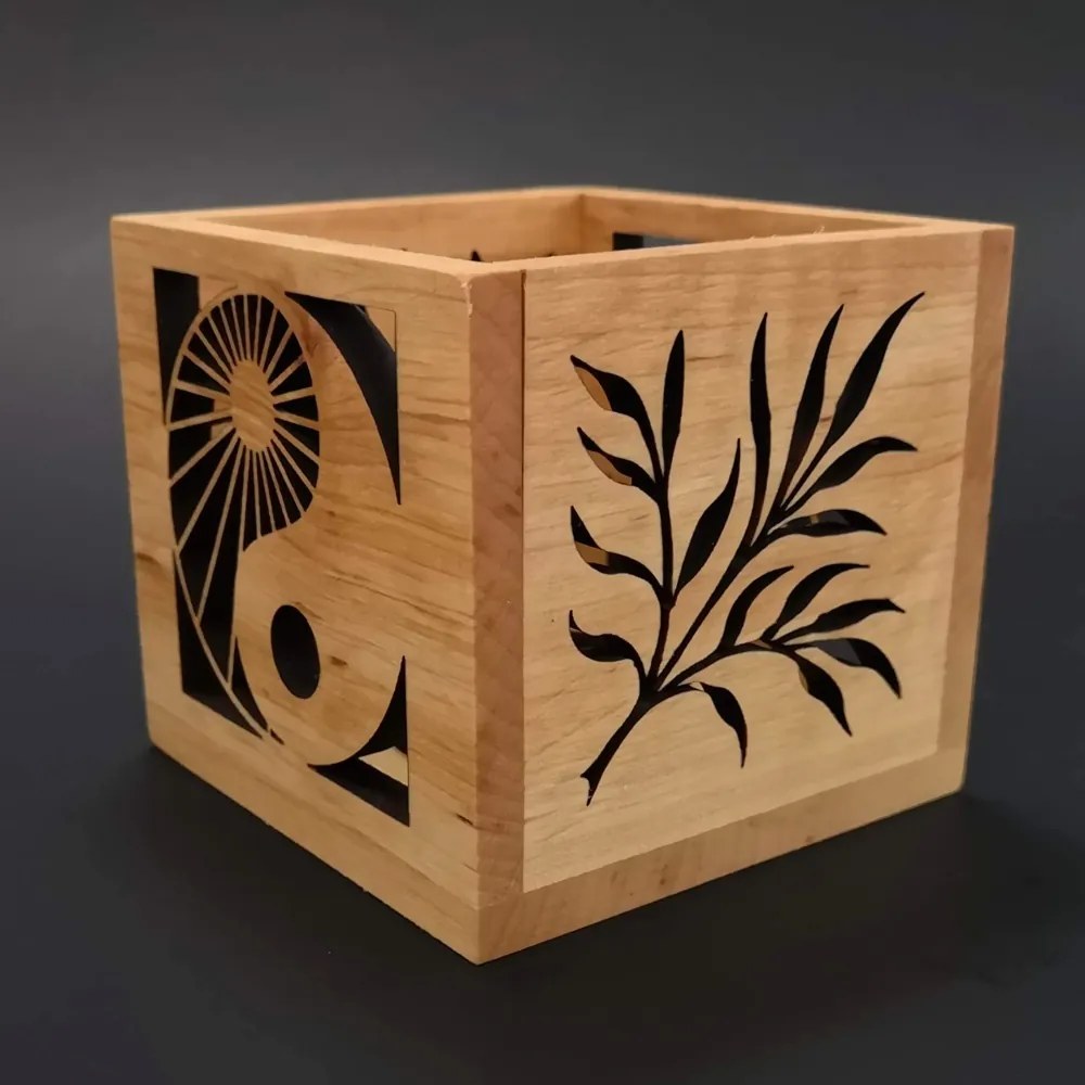 AMADEA Drevený svietnik kocky s motívom jin-jang a vetvičky, masívne drevo, 10x10x10 cm