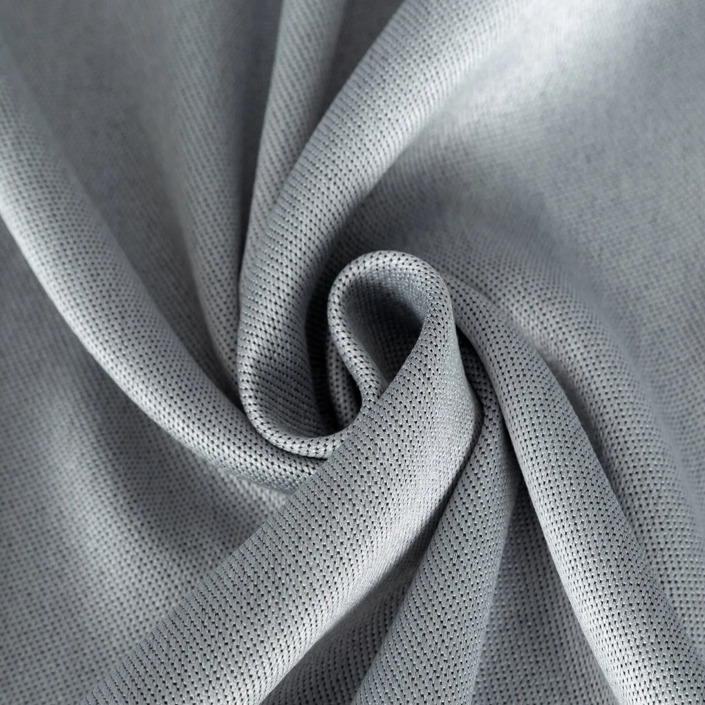 ZATEMŇOVACÍ ZÁVES NA KRÚŽKOCH CARLO 135X250 CM STRIEBORNÁ