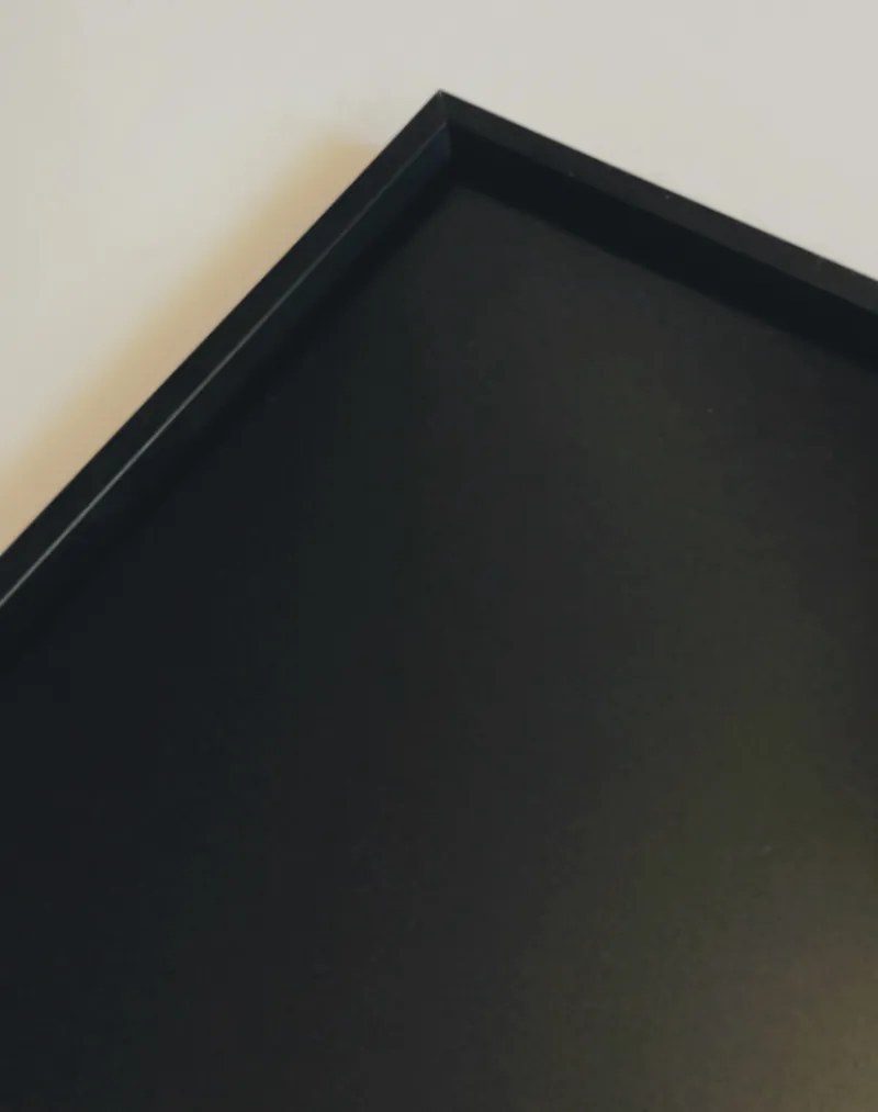 Toptabule.sk  Čierna tabuľa na magnetky PREMIUM v hliníkovom čiernom ráme 60x40 cm