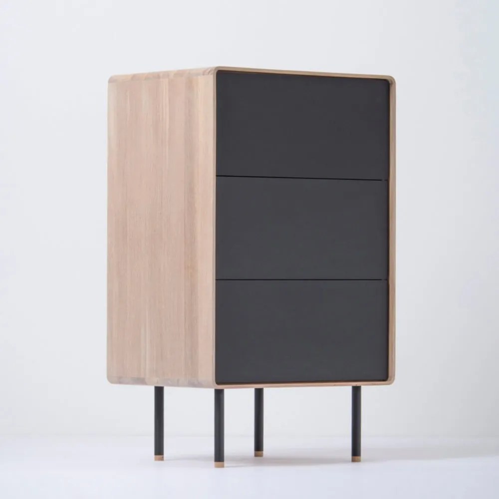 Vysoká komoda z dubového dreva v čierno-prírodnej farbe 60x100 cm Fina - Gazzda