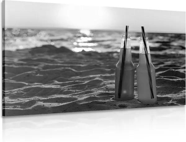 Obraz osviežujúci nápoj na pláži v čiernobielom prevedení