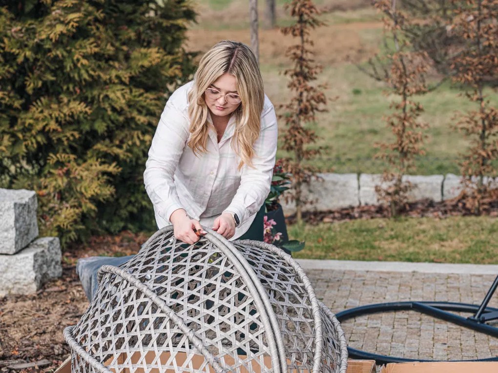 Svetlosivé závesné kreslo TROPIKAL s čiernym stojanom