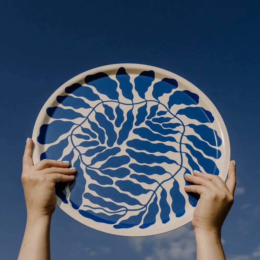 Wrap Ilustrovaná tácka drevená Art Trays by Linnéa Andersson okrúhla modrá