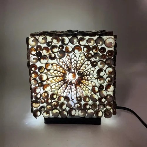 Nočná lampa z morských mušlí tmavá kocka 15cm