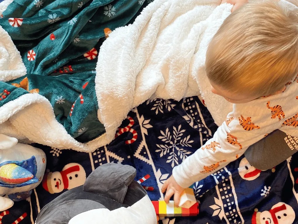 Vianočná tmavozelená baránková deka z mikroplyšu SNOWMAN AND GINGERBREAD Rozmer: 200 x 220 cm