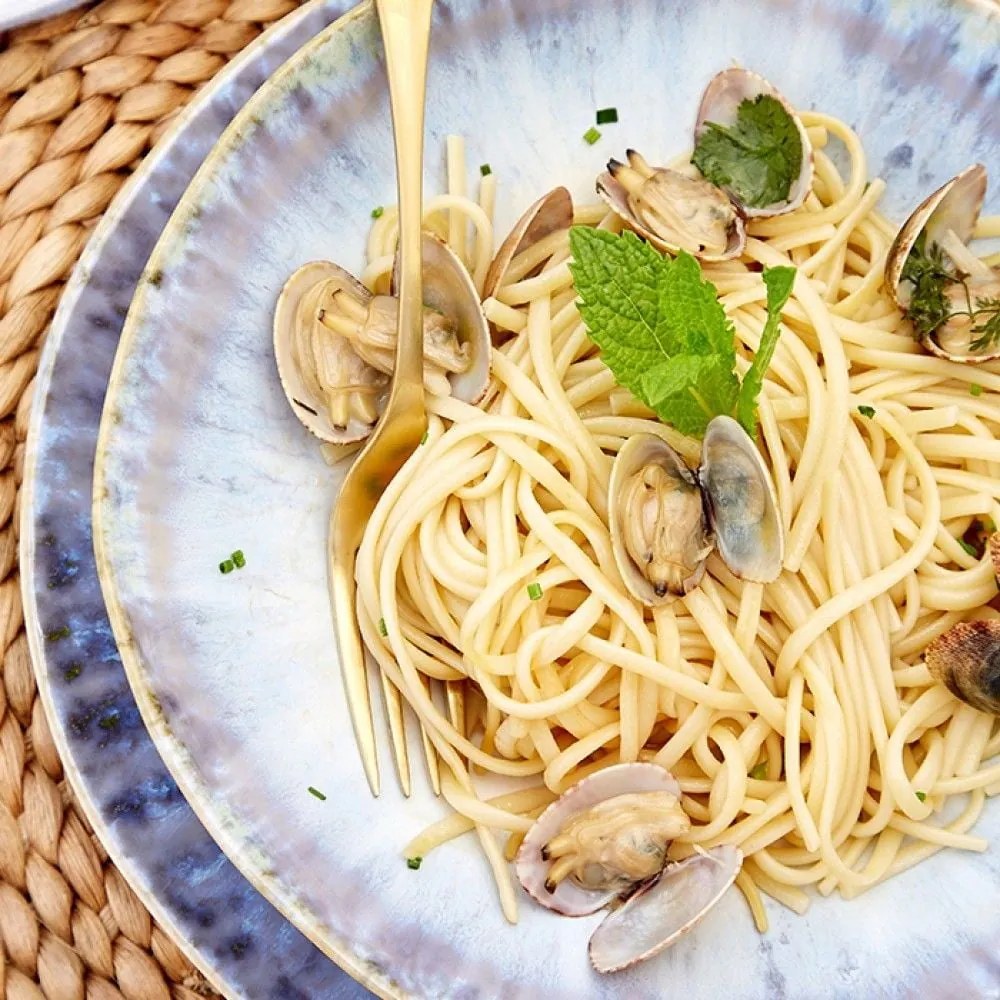 Modrobiela kameninová misa na cestoviny Costa Nova Brisa, ⌀ 23 cm