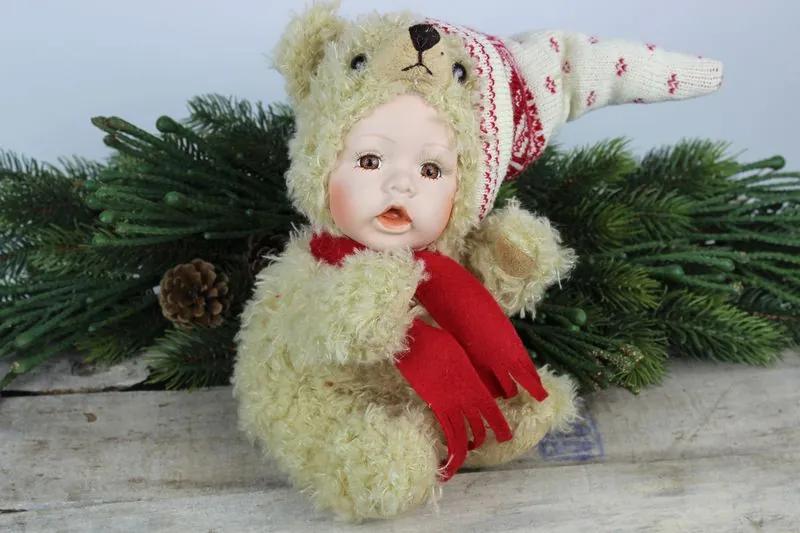 Hnedá bábika s červeno bielou čiapkou 23cm