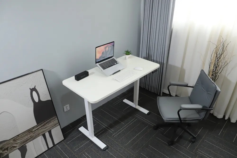 Výškovo nastaviteľný elektrický stôl BestBerg BBAT-14WW / rozmer 140x70 cm / výška 70-114 cm / biely