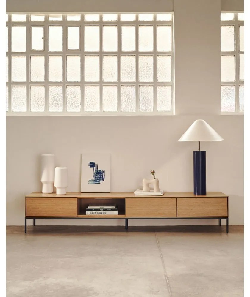 TV stolík v dekore duba v prírodnej farbe 195x35 cm Vedrana – Kave Home