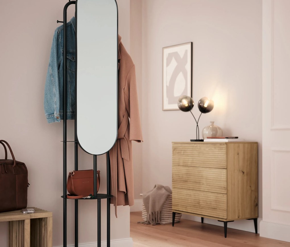 Stojaca vešiaková stena s veľkým zrkadlom