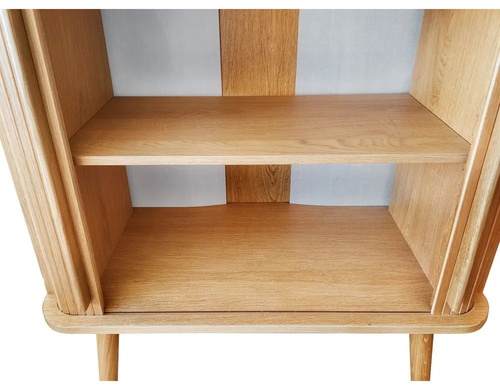 Vysoká komoda v dekore duba s posuvnými dverami v prírodnej farbe 83x95 cm Rove – Woodman