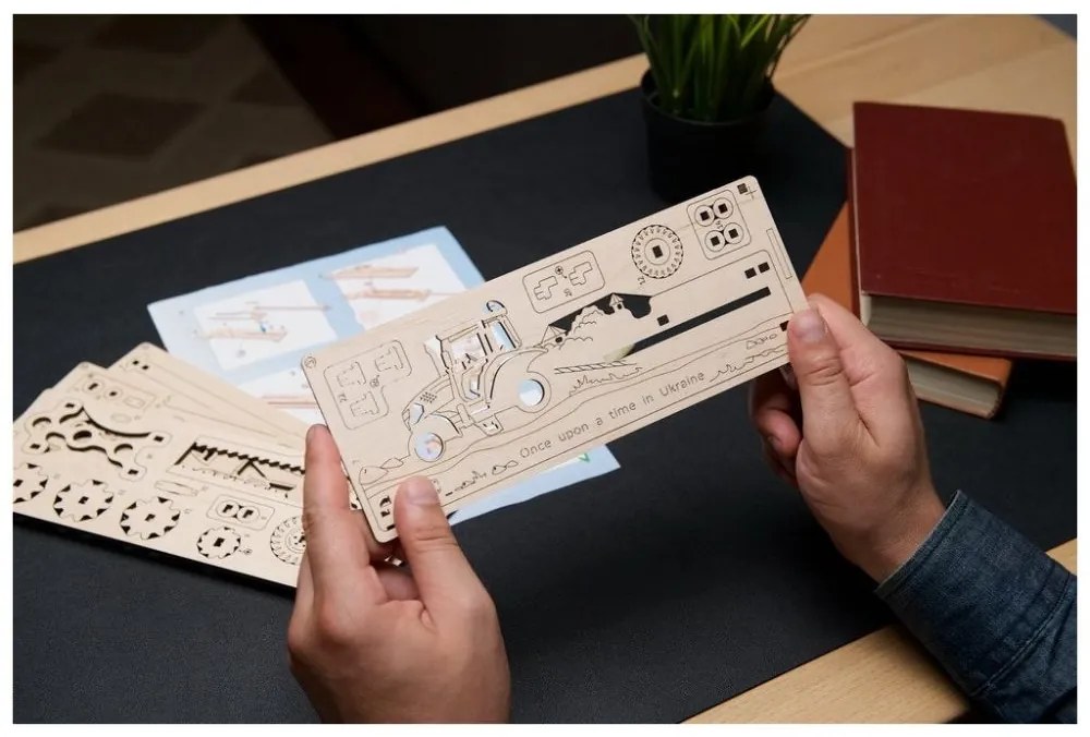 Ugears 3D drevené mechanické puzzle Brave UA Tractor