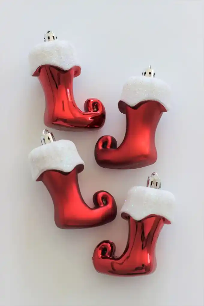 Červeno biele závesné vianočné čižmy 8cm 4ks | BIANO
