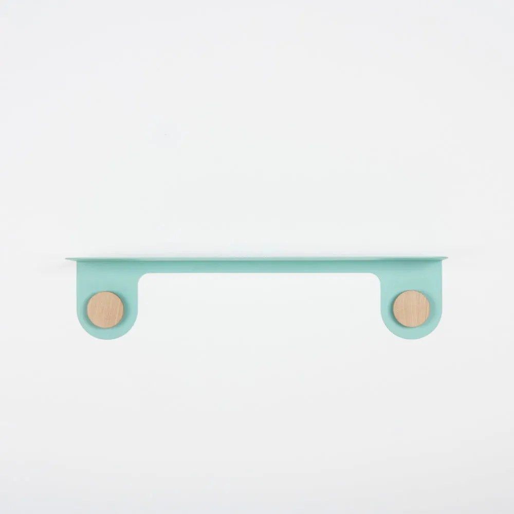Nástenná zelená polica z ocele s detailom z dubového dreva s 2 háčikmi Gazzda Hook, dĺžka 60 cm