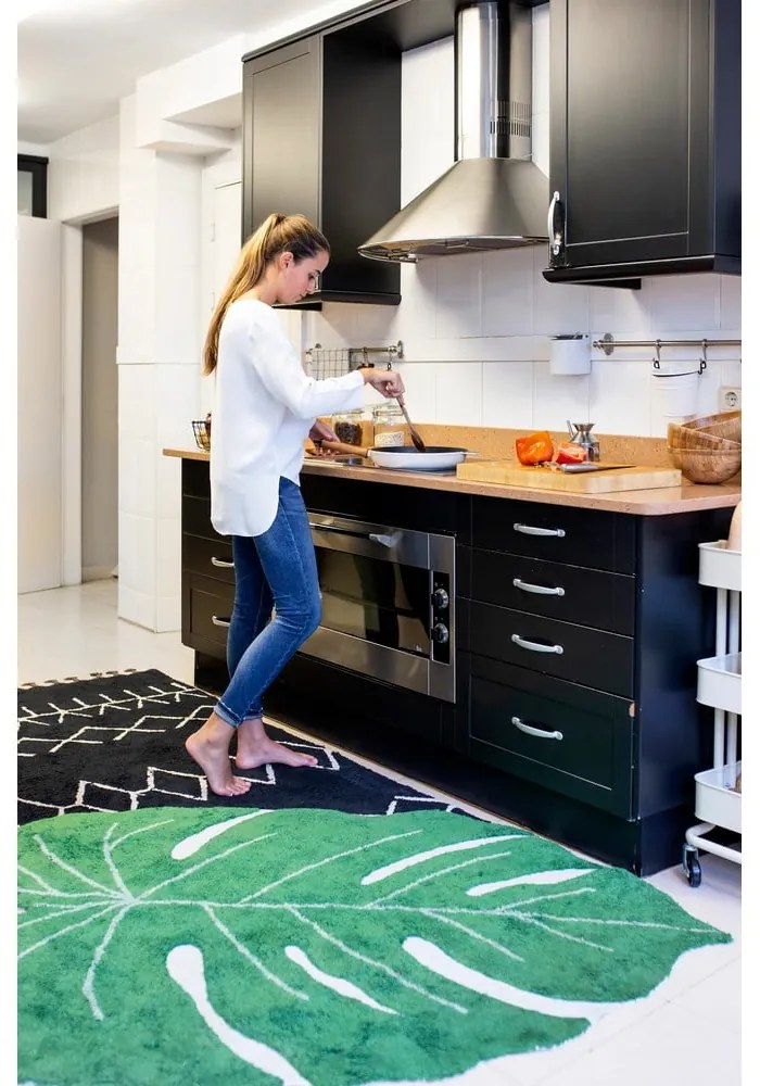 Tmavozelený prateľný ručne tkaný bavlnený detský koberec 120x180 cm Monstera Leaf – Lorena Canals