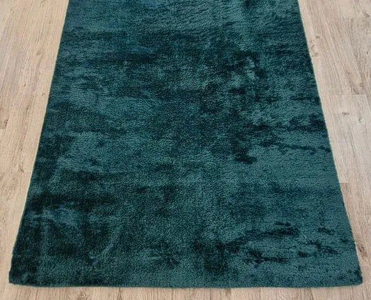 Zelený plyšový koberec Plush Deluxe – fľašková zelená Rozmer: 50x80 cm