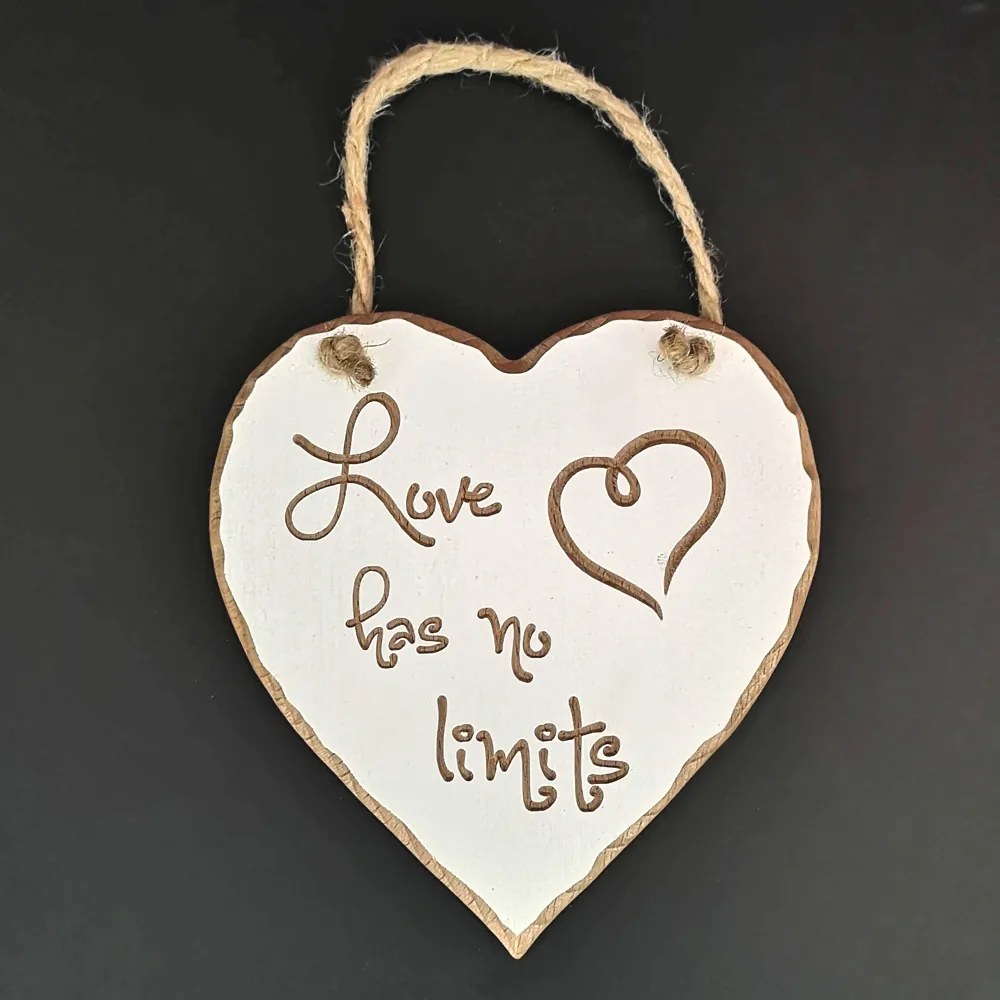 AMADEA Drevená dekorácia srdca s rytým textom Love has no limits 16 cm