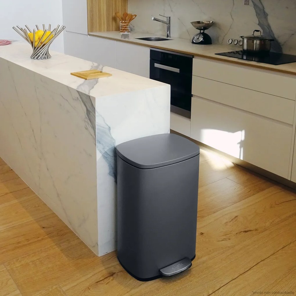 Spirella Akira 50 l odpadkový kôš s pedálom atichým zatváraním, matná sivá farba, 50 l