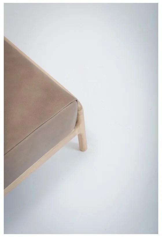 Svetlohnedá podnožka z byvolej kože s konštrukciou z masívneho dubového dreva Gazzda Fawn