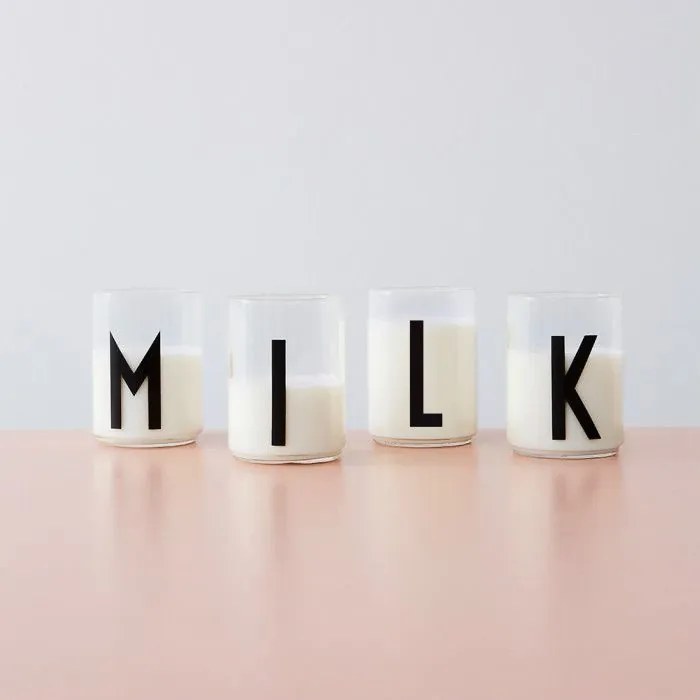 DESIGN LETTERS Pohár s písmenom Letters 350 ml Q