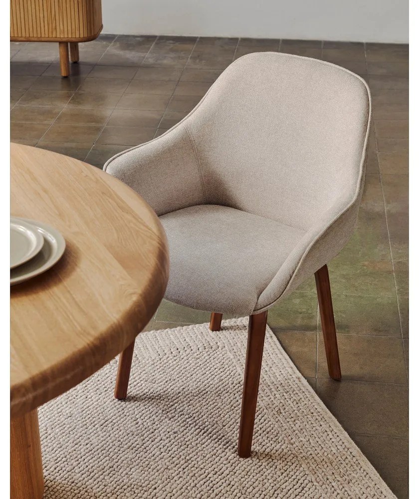 Béžové čalúnené jedálenské kreslo s podrúčkami Nelida – Kave Home