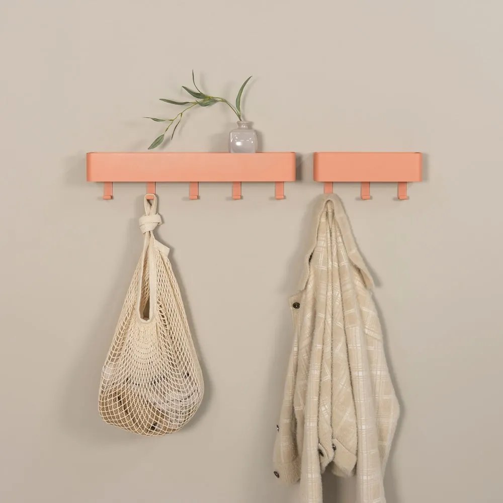 Kovový nástenný vešiak v lososovej farbe s poličkou 52 cm Dax Play – Spinder Design