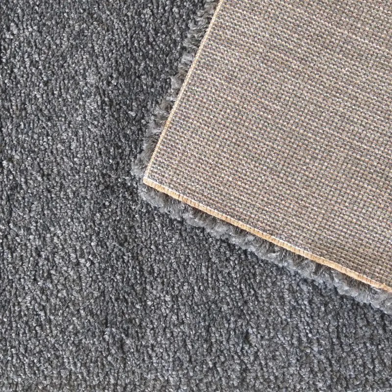 Moderný huňatý koberec v krásnej antracitovej farbe