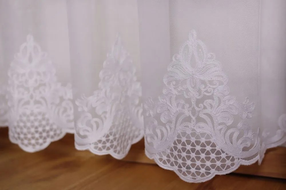 Dekorstudio Biela krajková záclona SELENE - vlastný rozmer Uchytenie závesu: Dekoračné krúžky staré zlato, Šírka záclony: 650cm