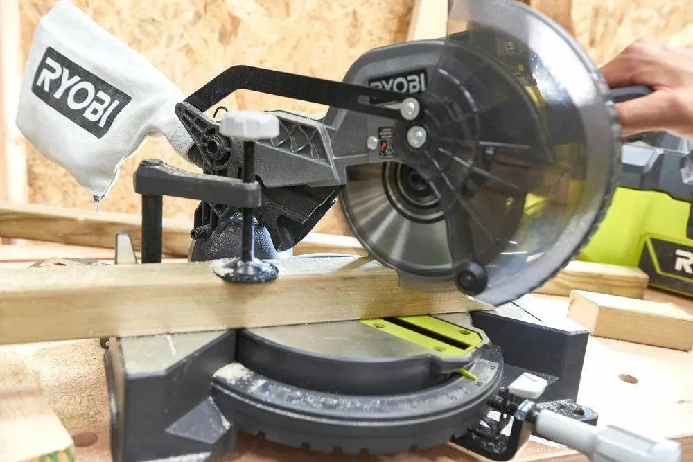 AKU píla pokosová - RYOBI EMS190DC; 190 mm; 18 V; ONE+