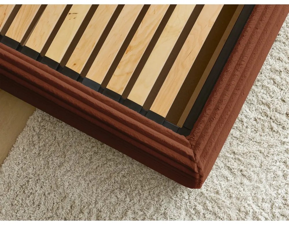 Čalúnená dvojlôžková posteľ v tehlovej farbe s úložným priestorom a roštom 160x200 cm Jade – Bobochic Paris