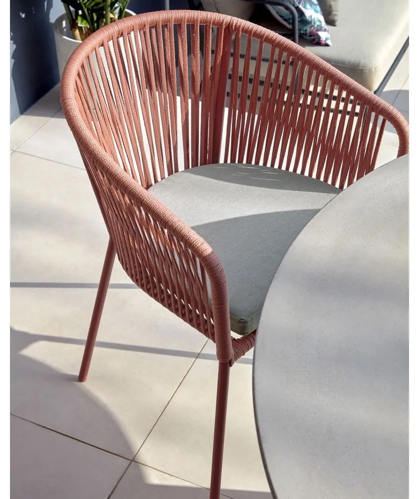 Terakotová kovová/polstrovaná záhradná stolička Yanet – Kave Home