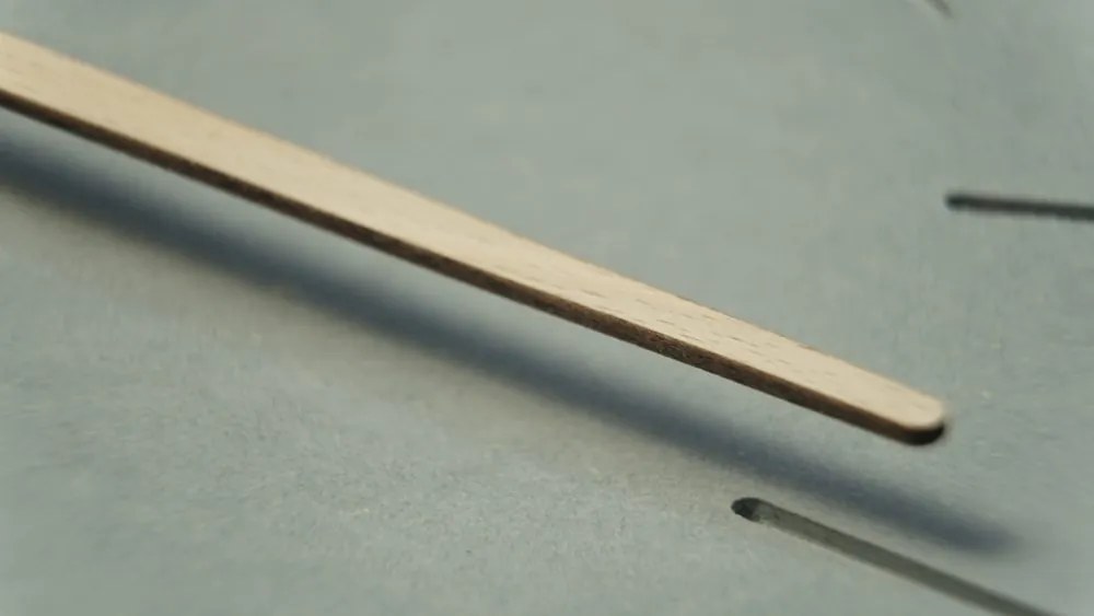 Moderné okrúhle hodiny na stenu 30cm sivé