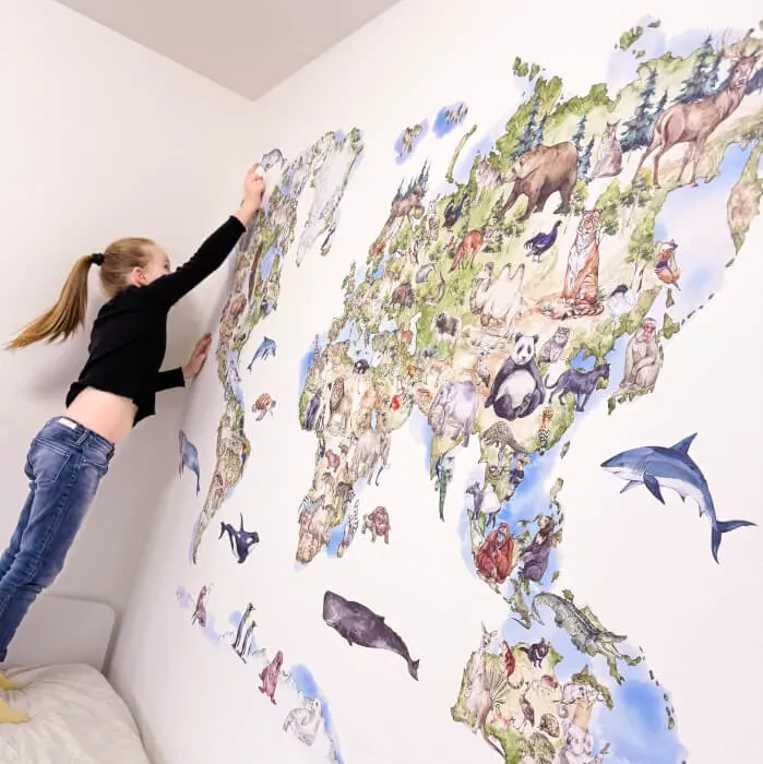 Mapa sveta na stenu so 150 zvieratami – prelepiteľná samolepka