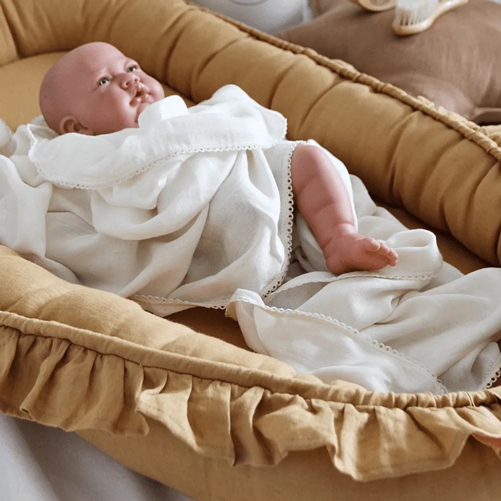 Ľanové hniezdo pre bábätko s volánom karamelová