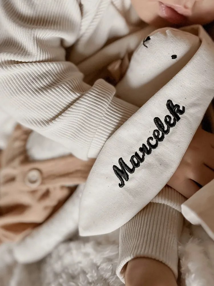 Plyšový králik v béžovom overale s menom dieťaťa