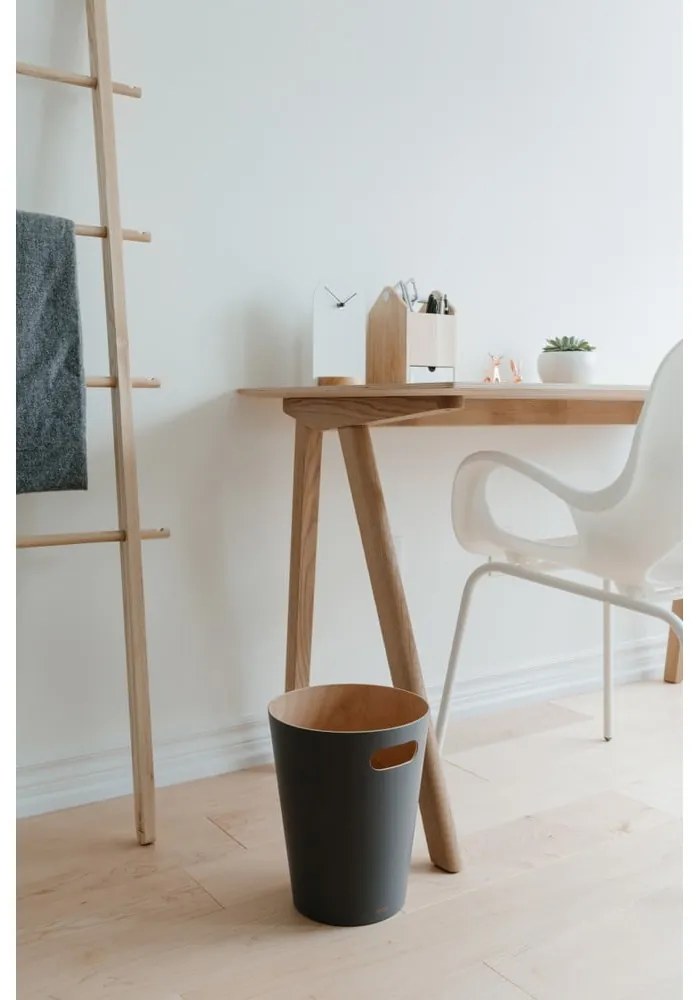 Tmavosivý drevený odpadkový kôš 7,5 l Woodrow – Umbra