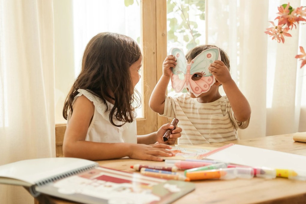 Kniha s vystrihovacími maskami Rosa