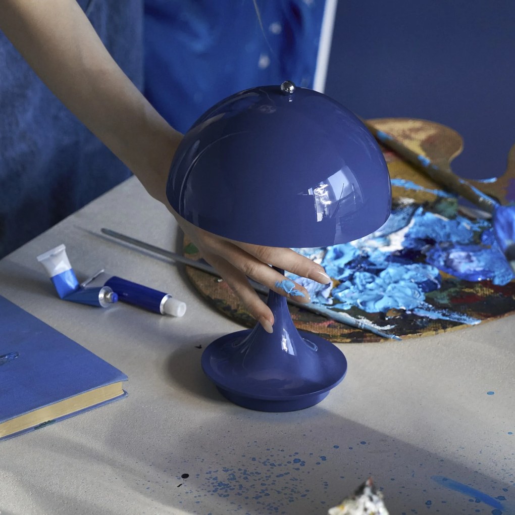 Louis Poulsen Prenosná lampa Panthella 160 V3 Indigo blue