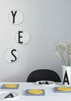 DESIGN LETTERS Porcelánový tanier Letters 20 cm W