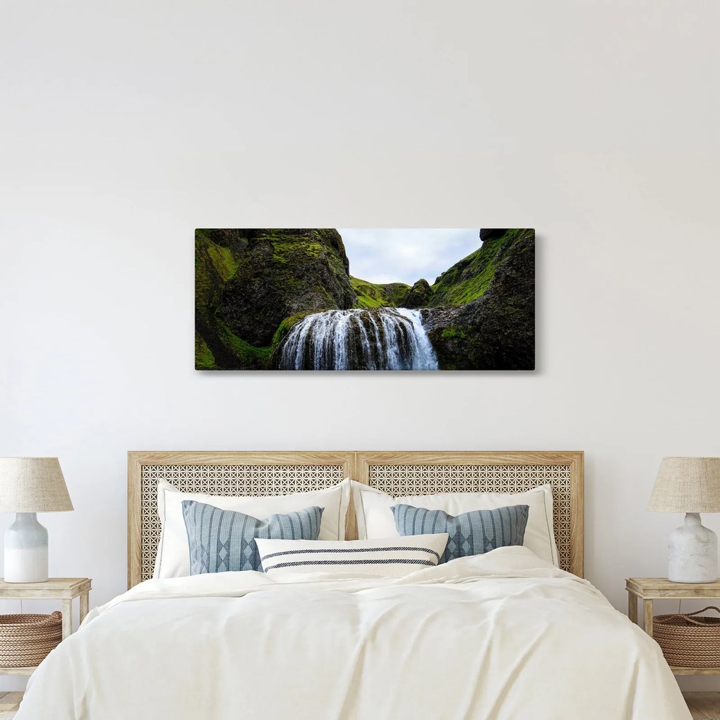 Obraz útesu s vodopádom (120x50 cm)