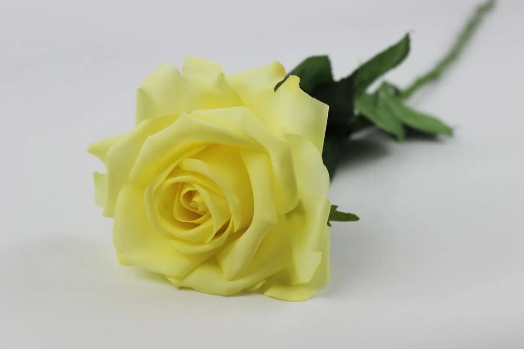 Žltá umelá ruža na stonke s listami 66cm